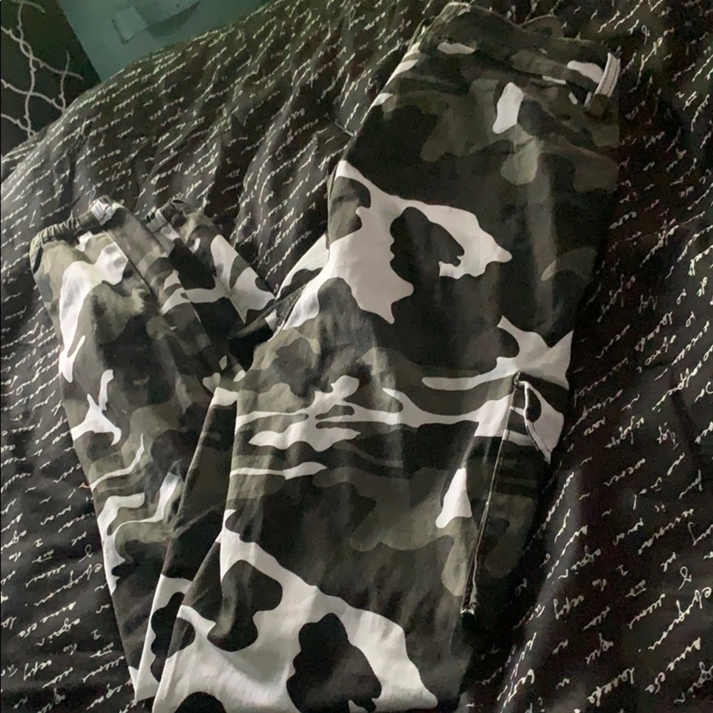 Hi I’m selling these camo jeans very comfy